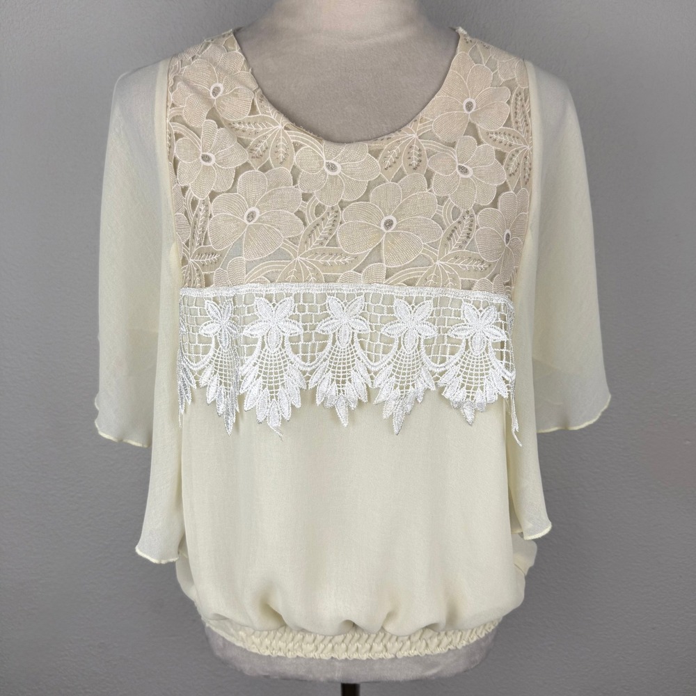 VTG Womens Cream Floral Lace Chiffon Flutter Sleeve Smocked Hem Metallic Top